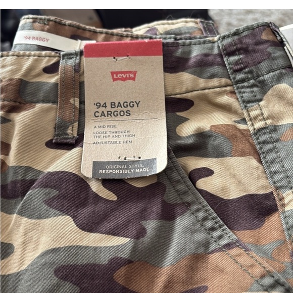 💕NWT Levi's 94” Baggy Cargo Camo Straight Leg Jeans size 28x30 - Picture 6 of 13